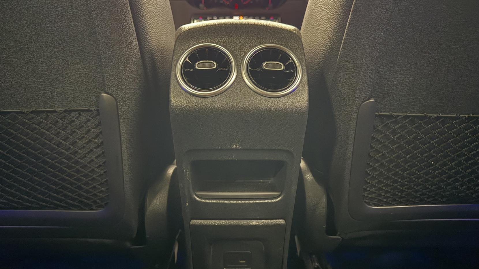 Mercedes-Benz GLB view 37