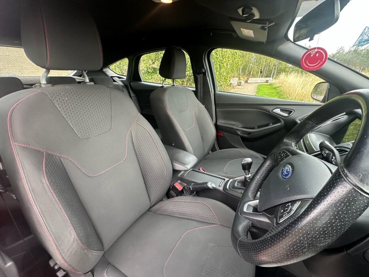 Ford Focus view 13
