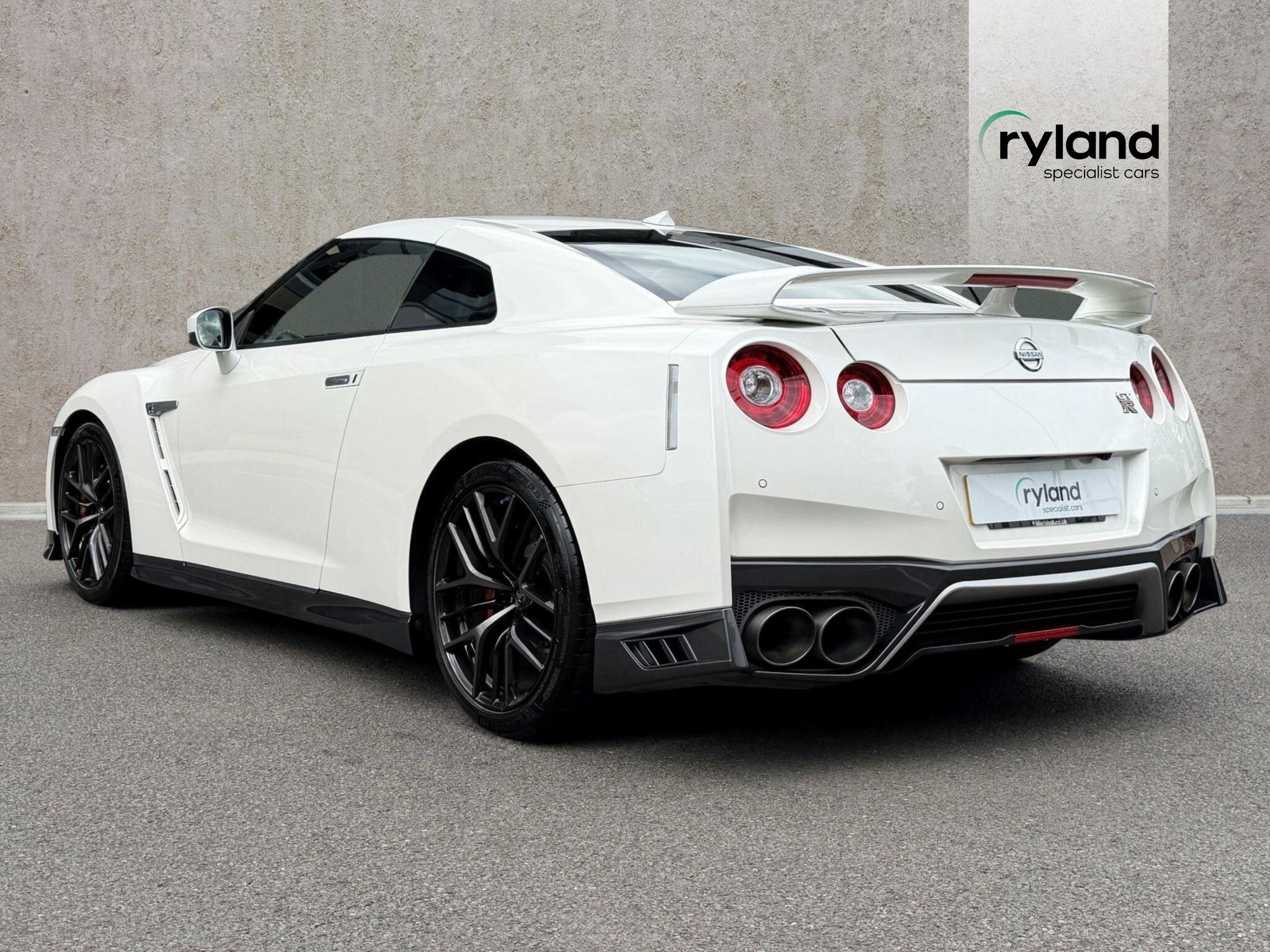 Nissan GT-R view 5
