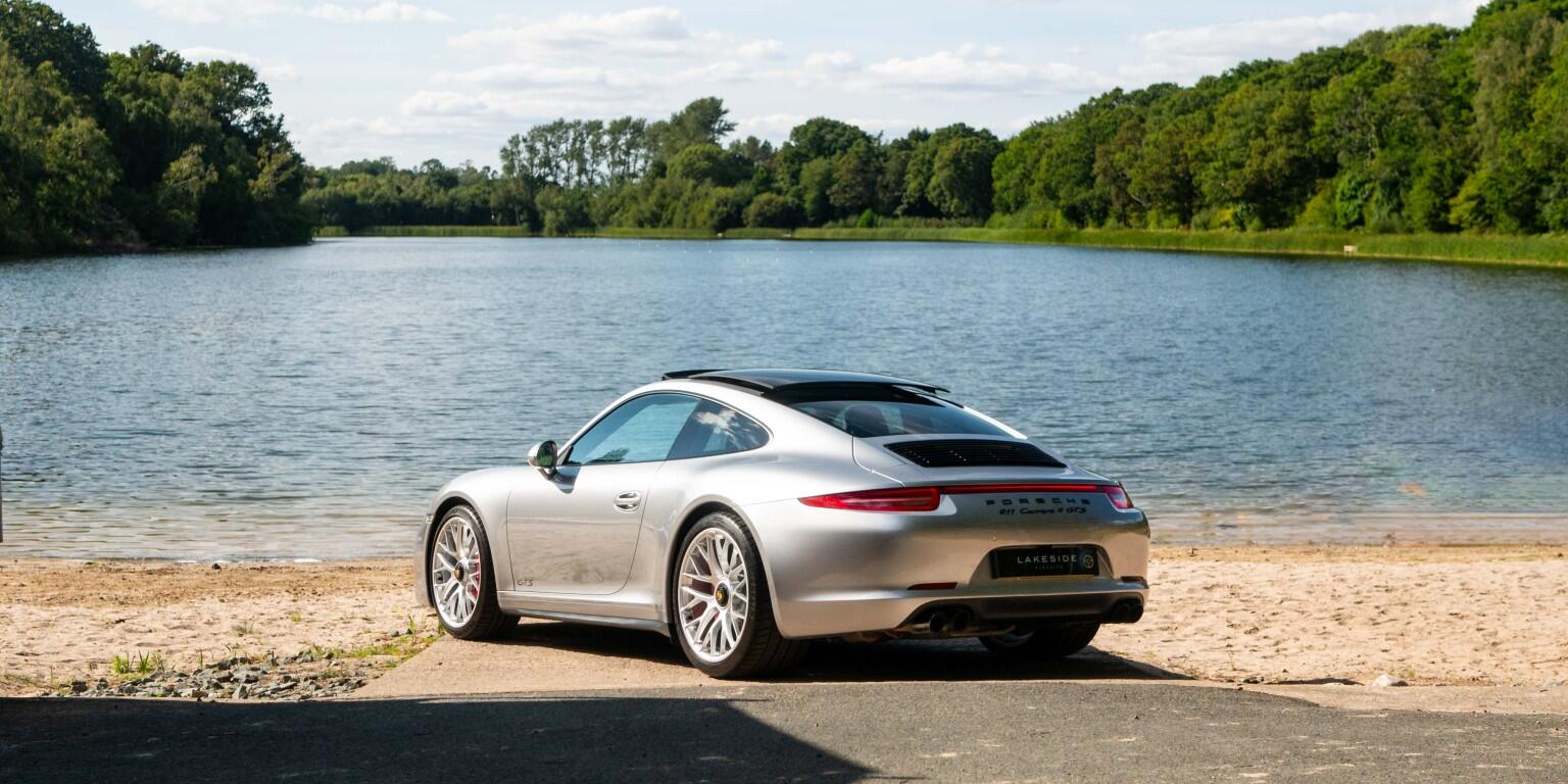 Porsche 911 view 4
