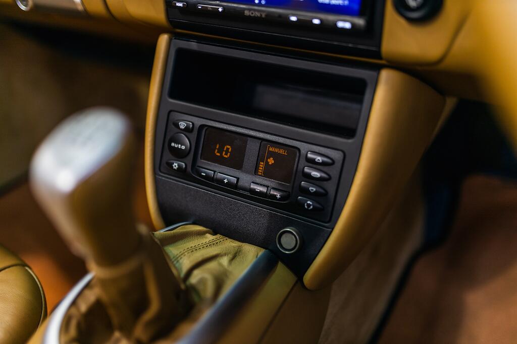 Porsche 911 view 27
