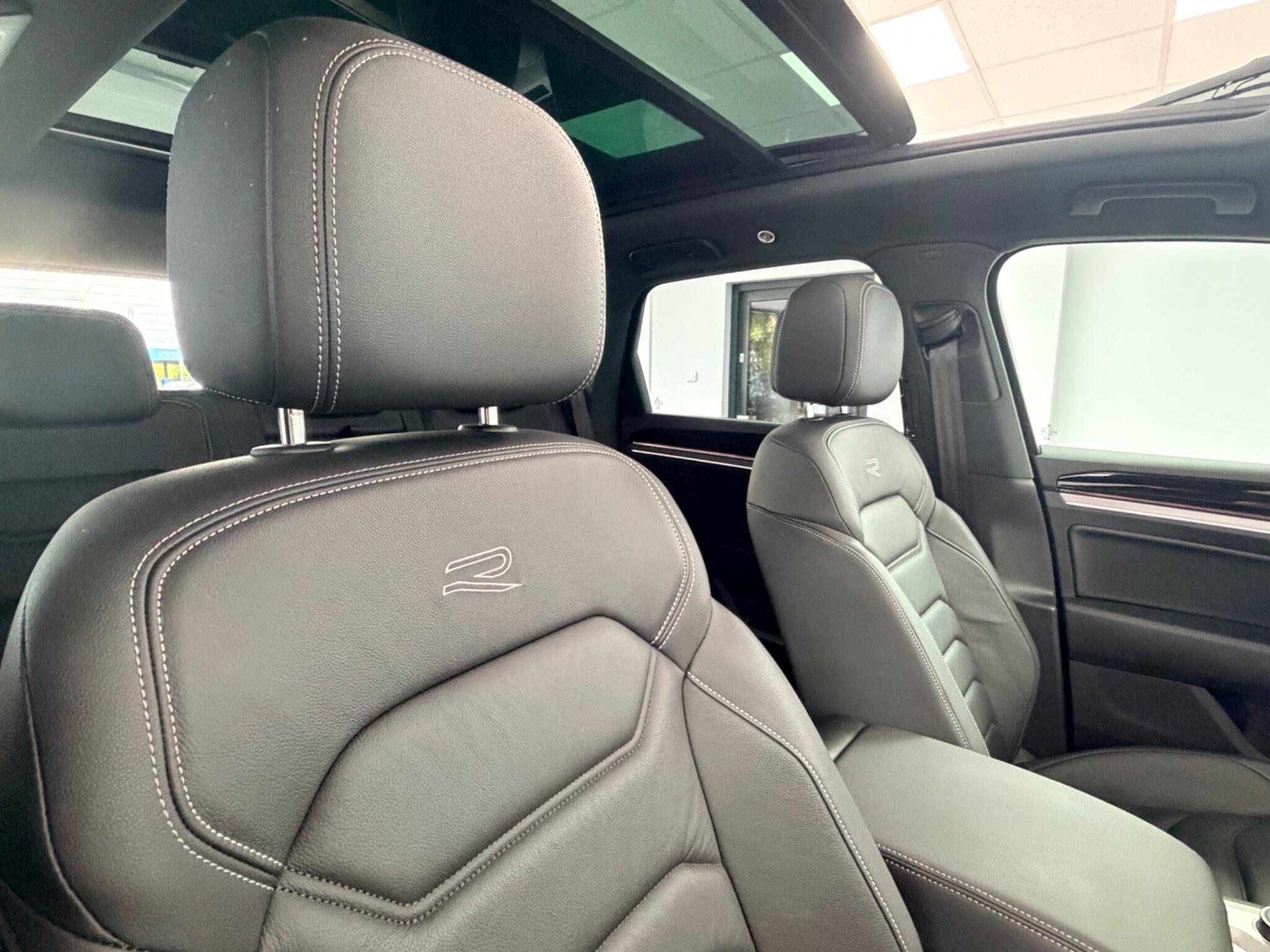 Volkswagen Touareg view 9