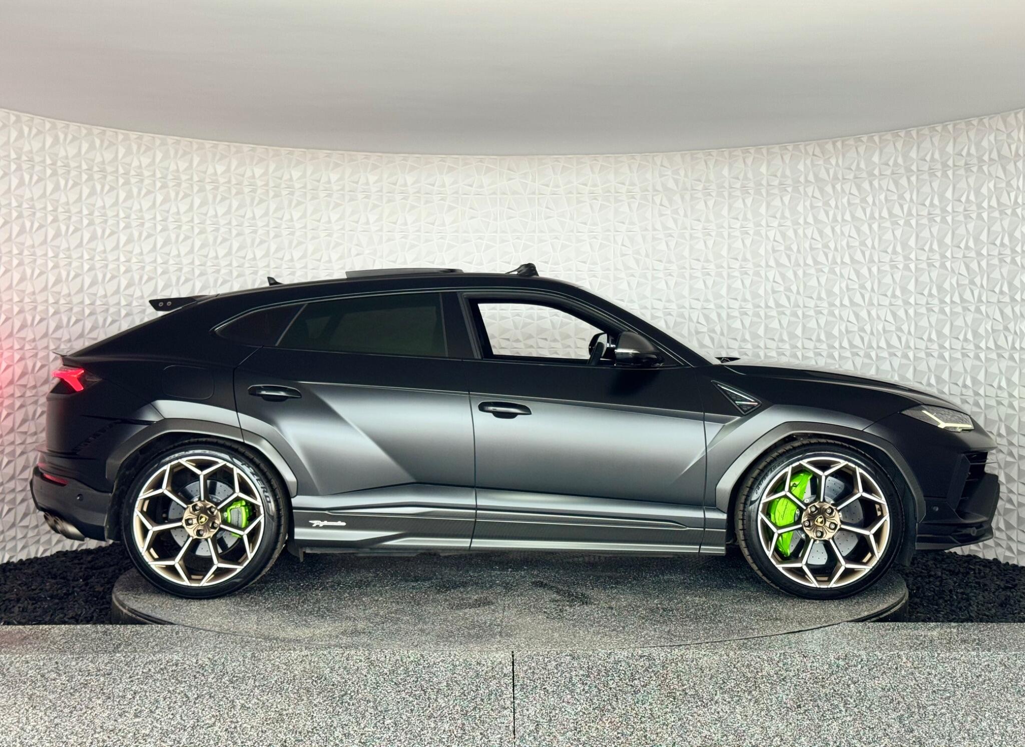Lamborghini Urus view 7