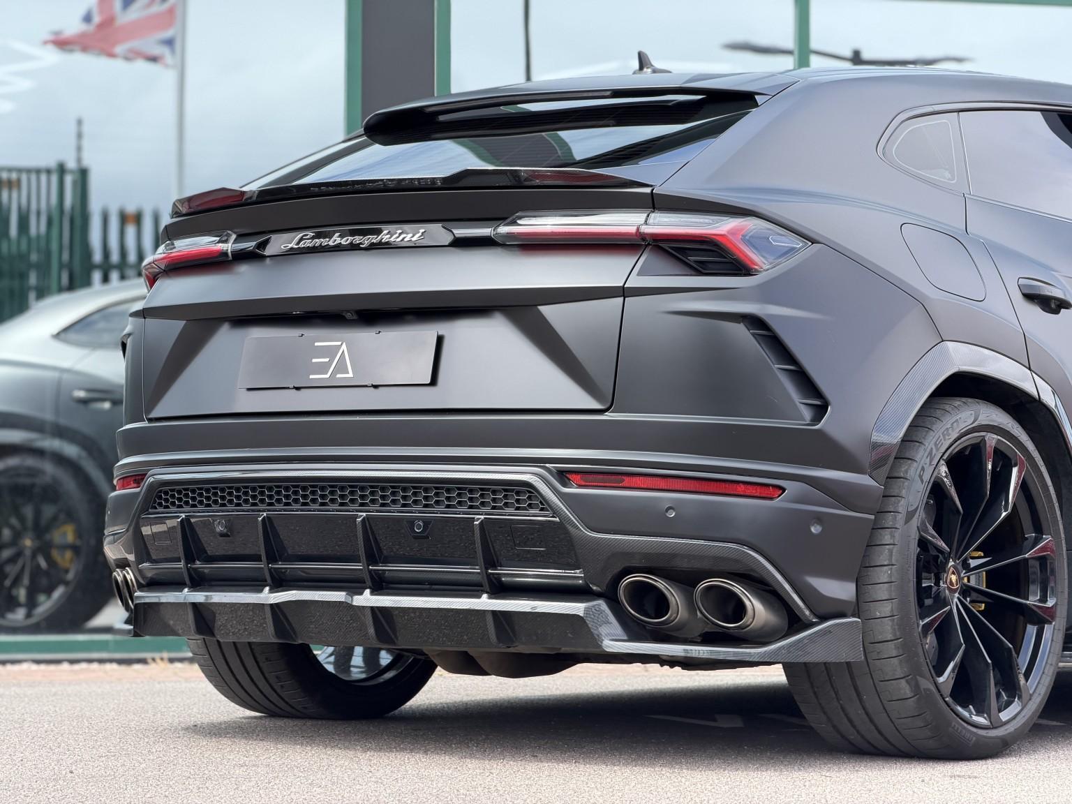 Lamborghini Urus view 32
