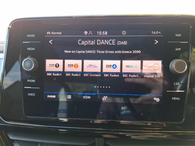 Volkswagen T-Roc view 11