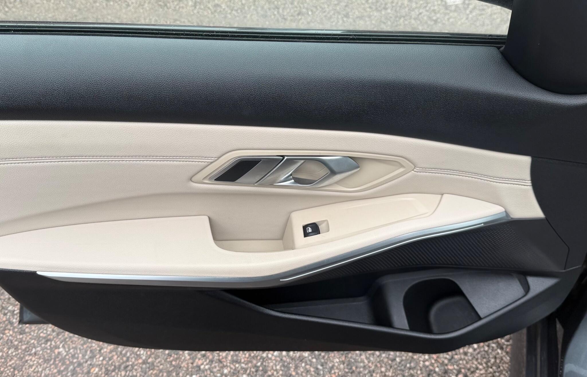 BMW 3 Series view 16