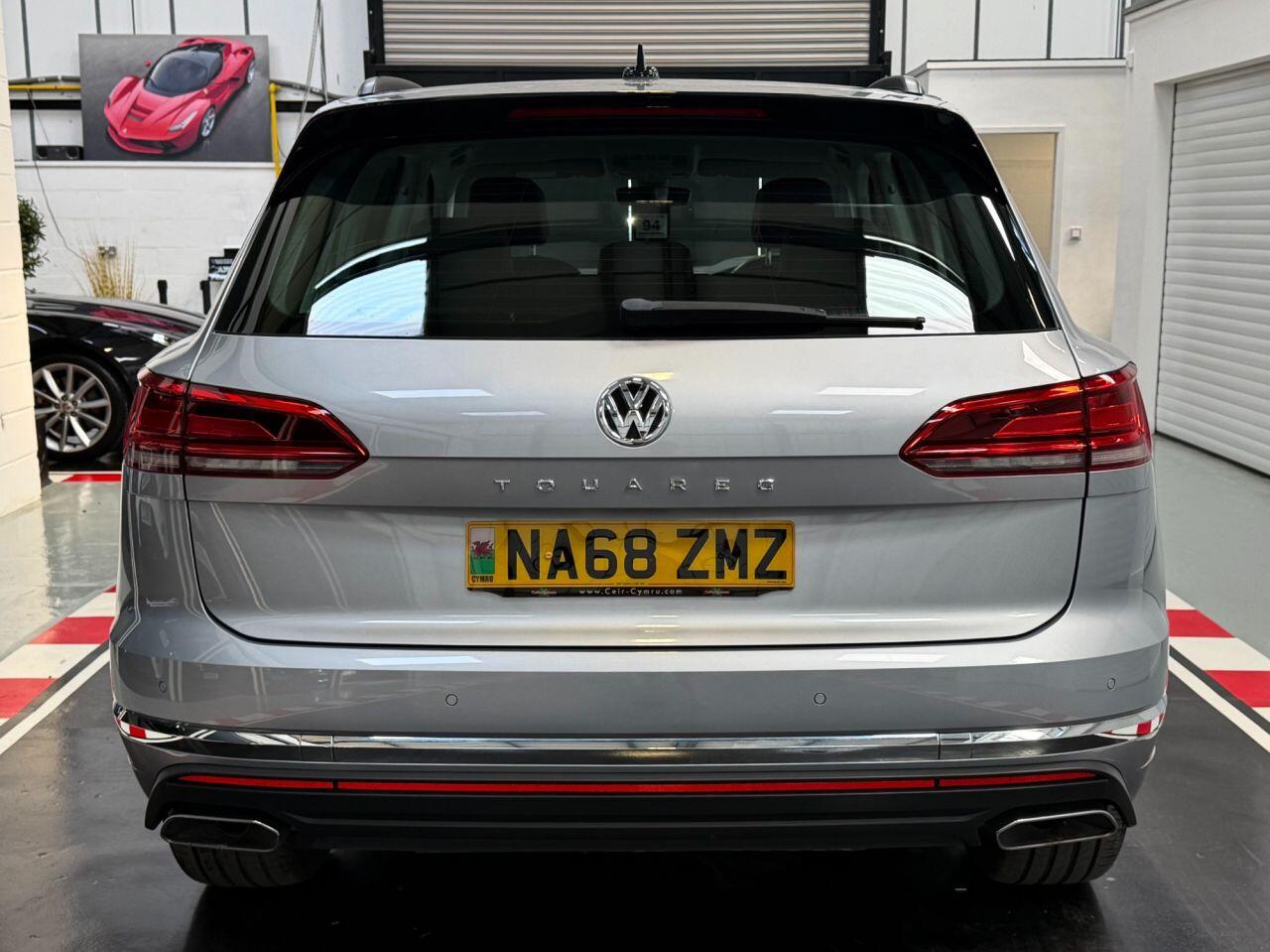 Volkswagen Touareg view 6
