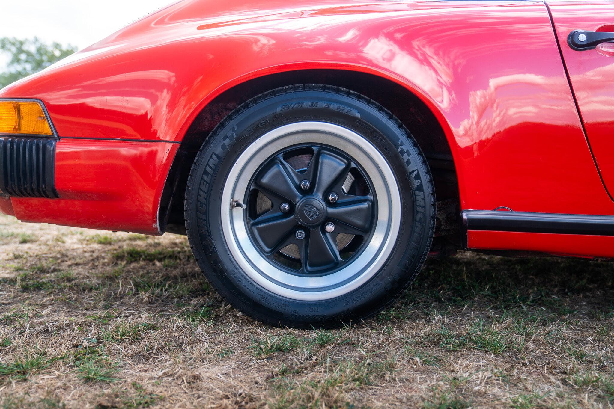 Porsche 911 view 22