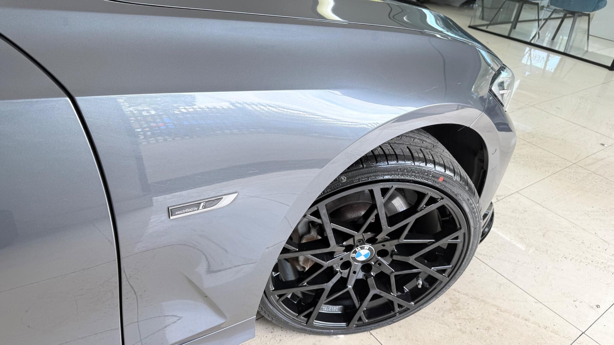 BMW 3 Series view 23
