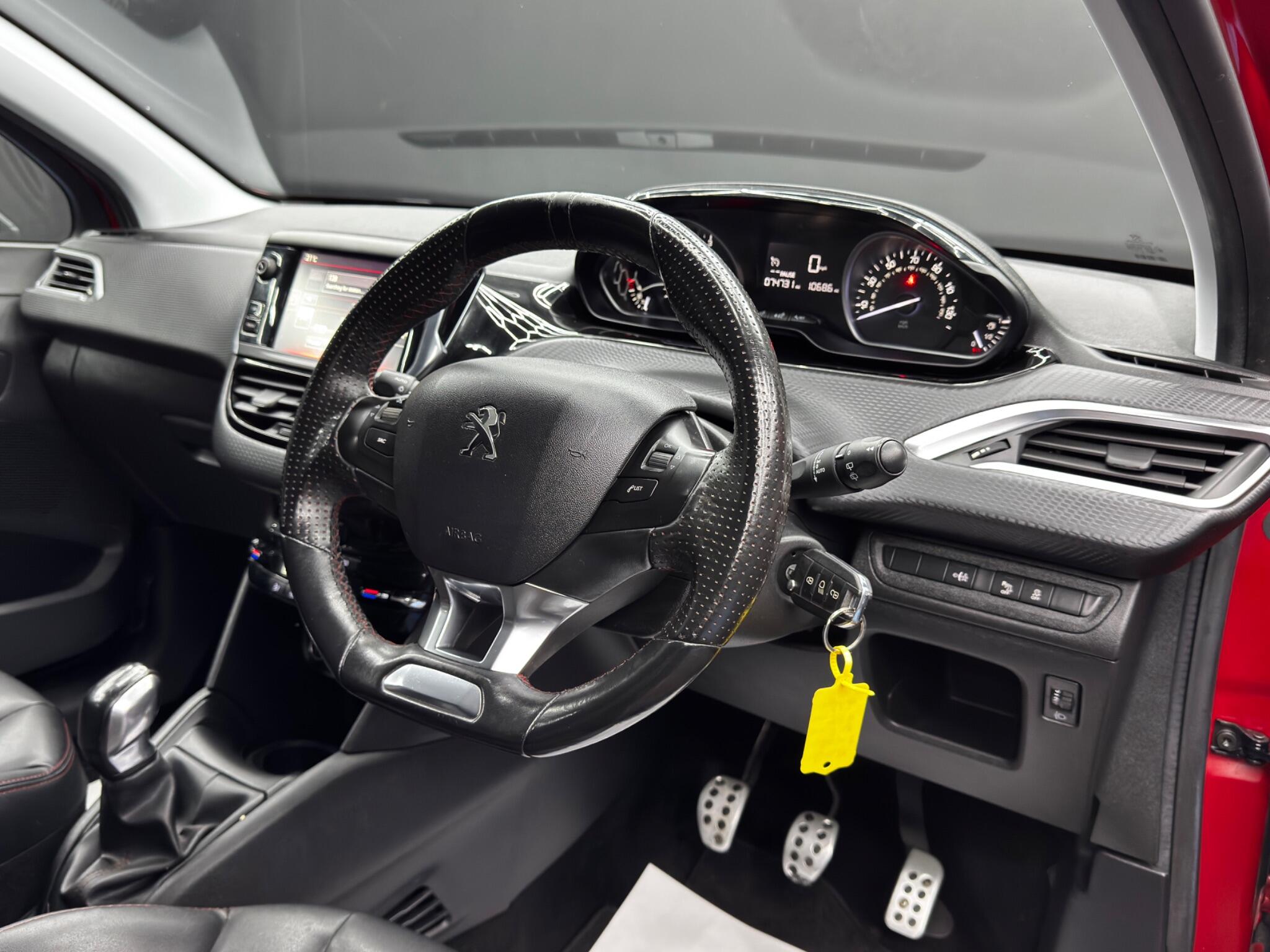 Peugeot 208 view 9
