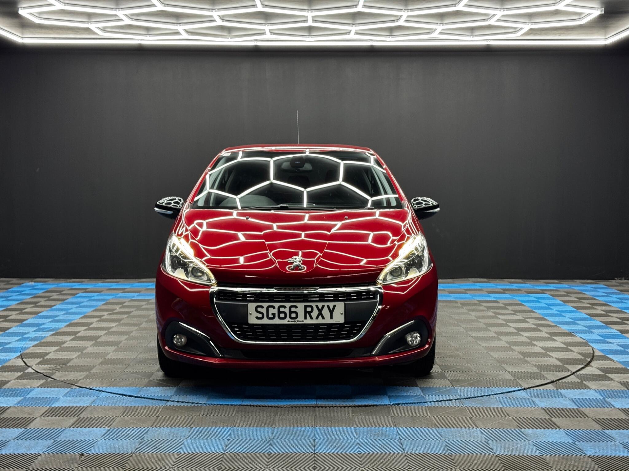 Peugeot 208 view 2