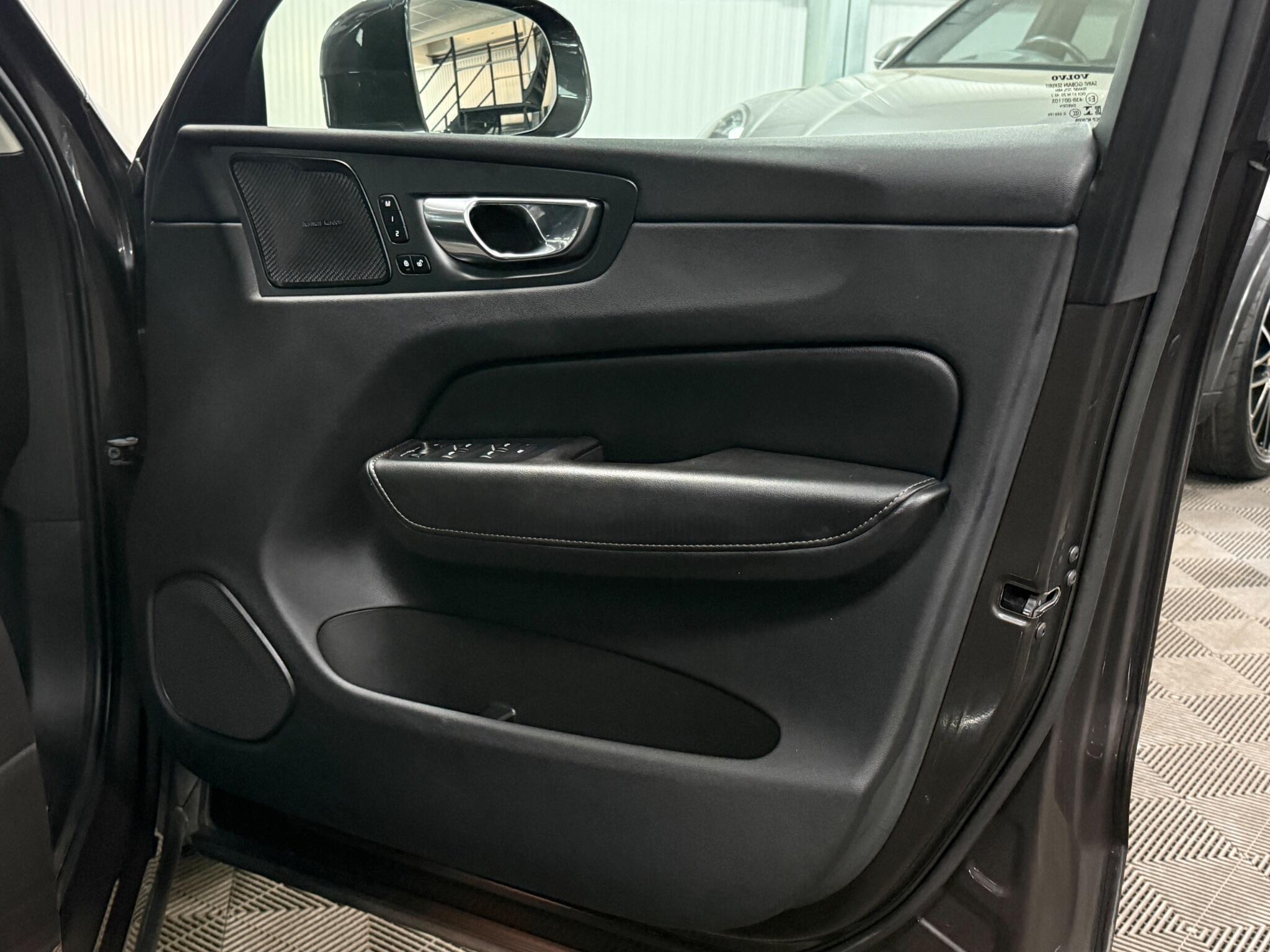 Volvo XC60 view 27