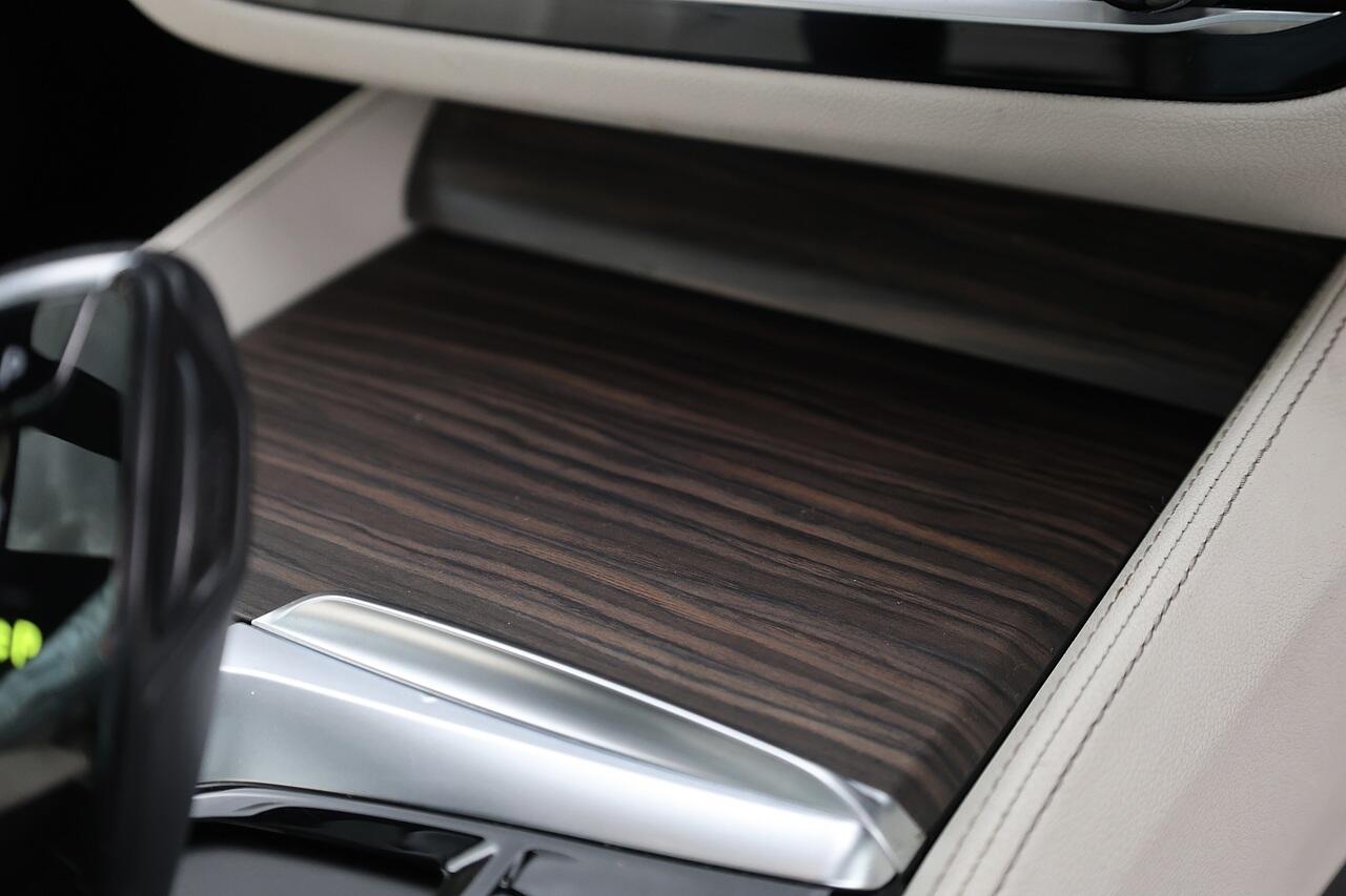 BMW 5 Series view 26