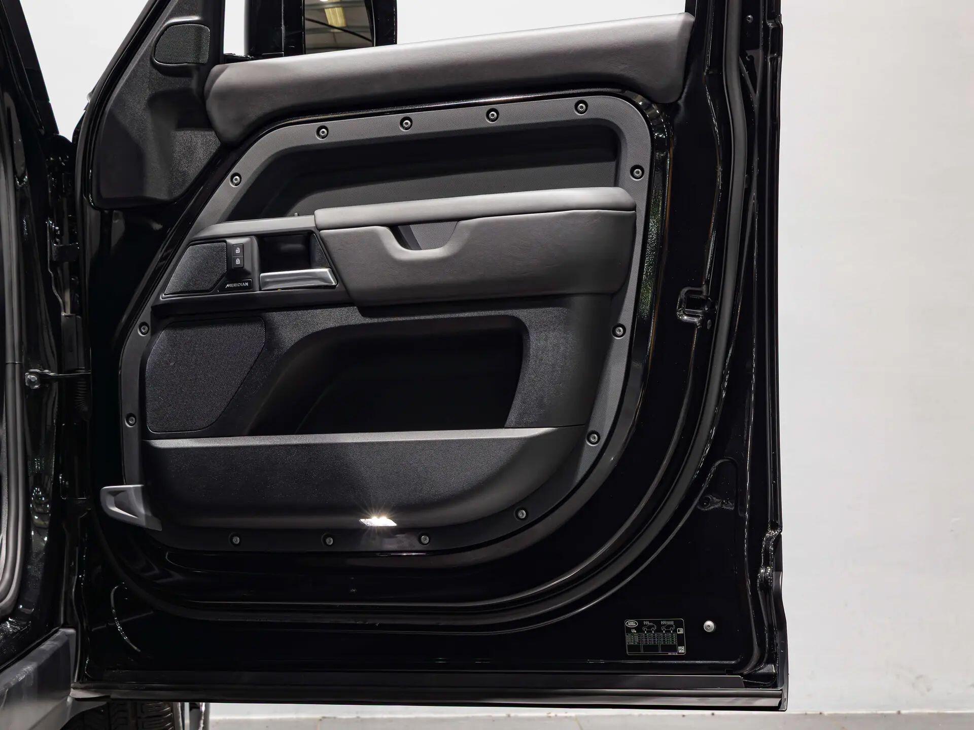 Land Rover Defender 110 view 26