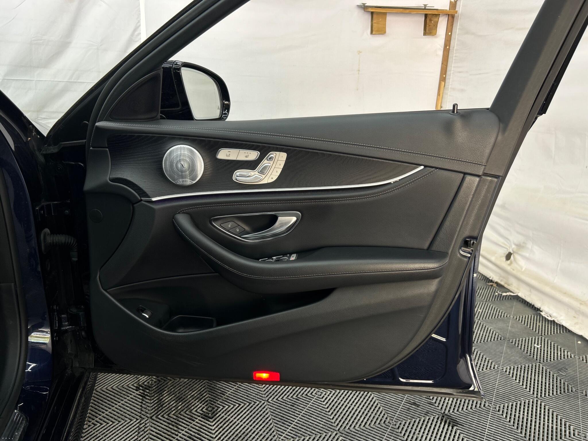 Mercedes-Benz E Class view 31