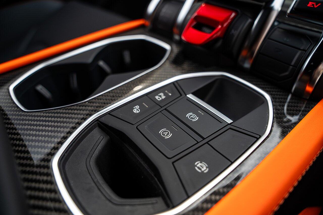 Lamborghini Urus view 60