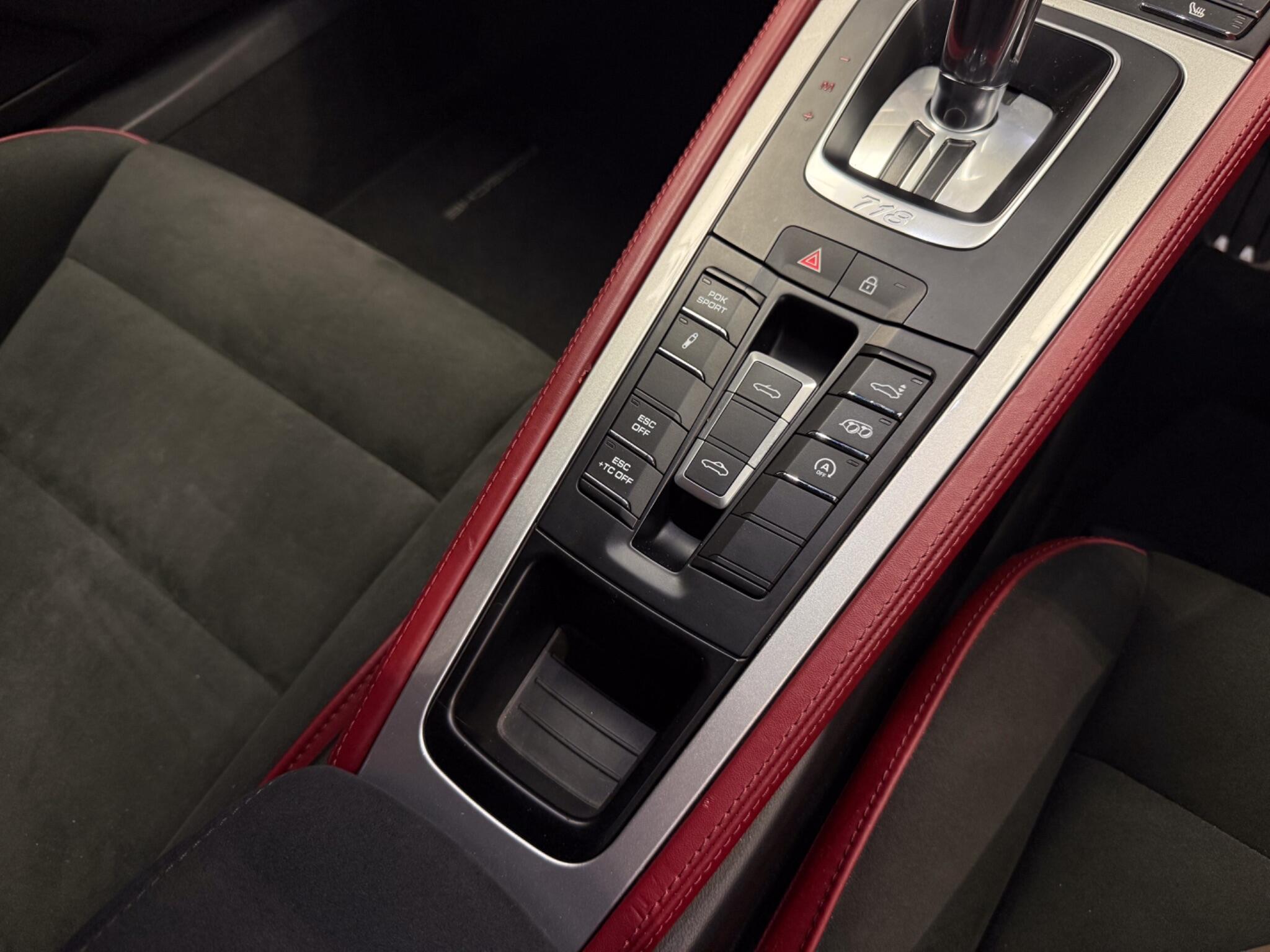 Porsche 718 Spyder view 35