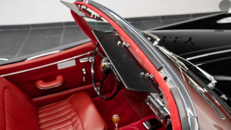 Jaguar XK150 view 15