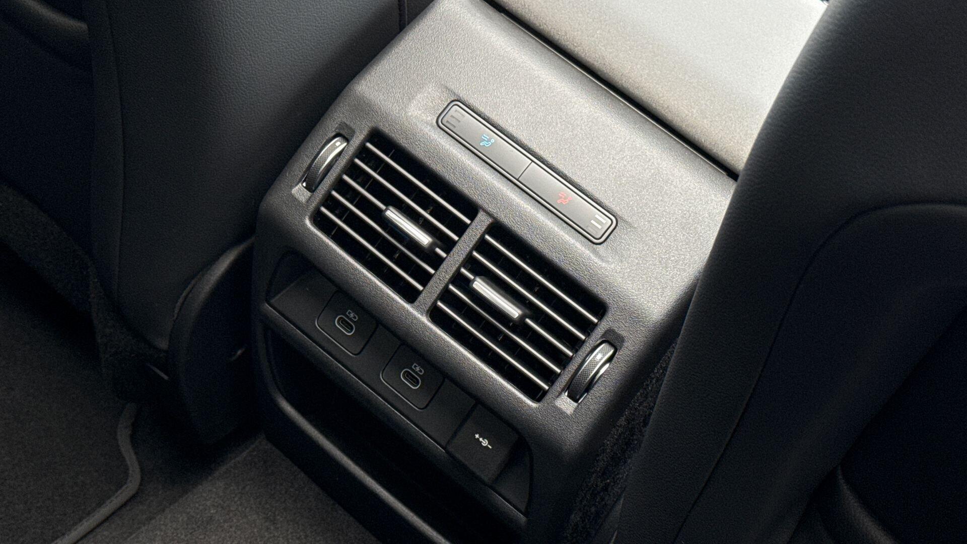 Land Rover Discovery Sport view 19