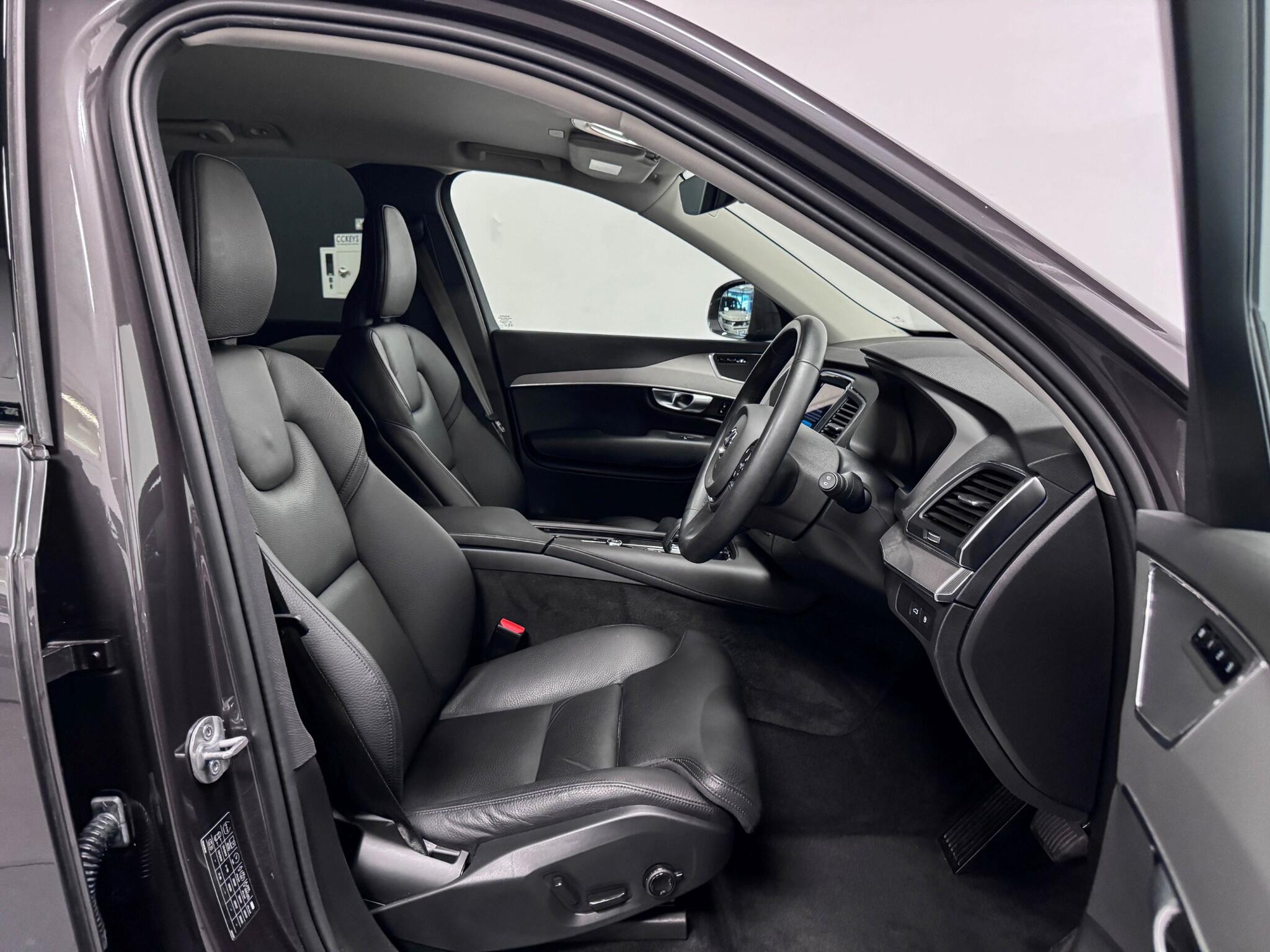 Volvo XC90 view 32