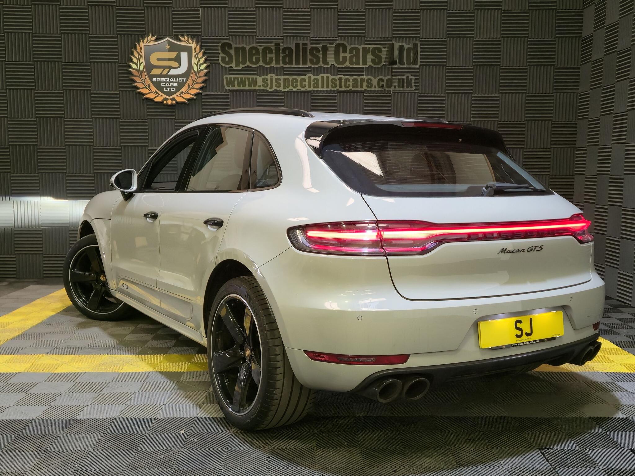 Porsche Macan view 9