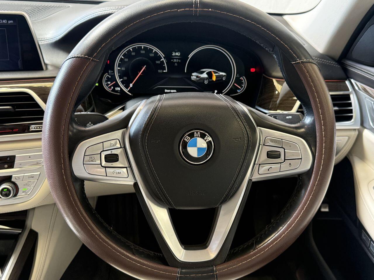 BMW 7 Series view 36