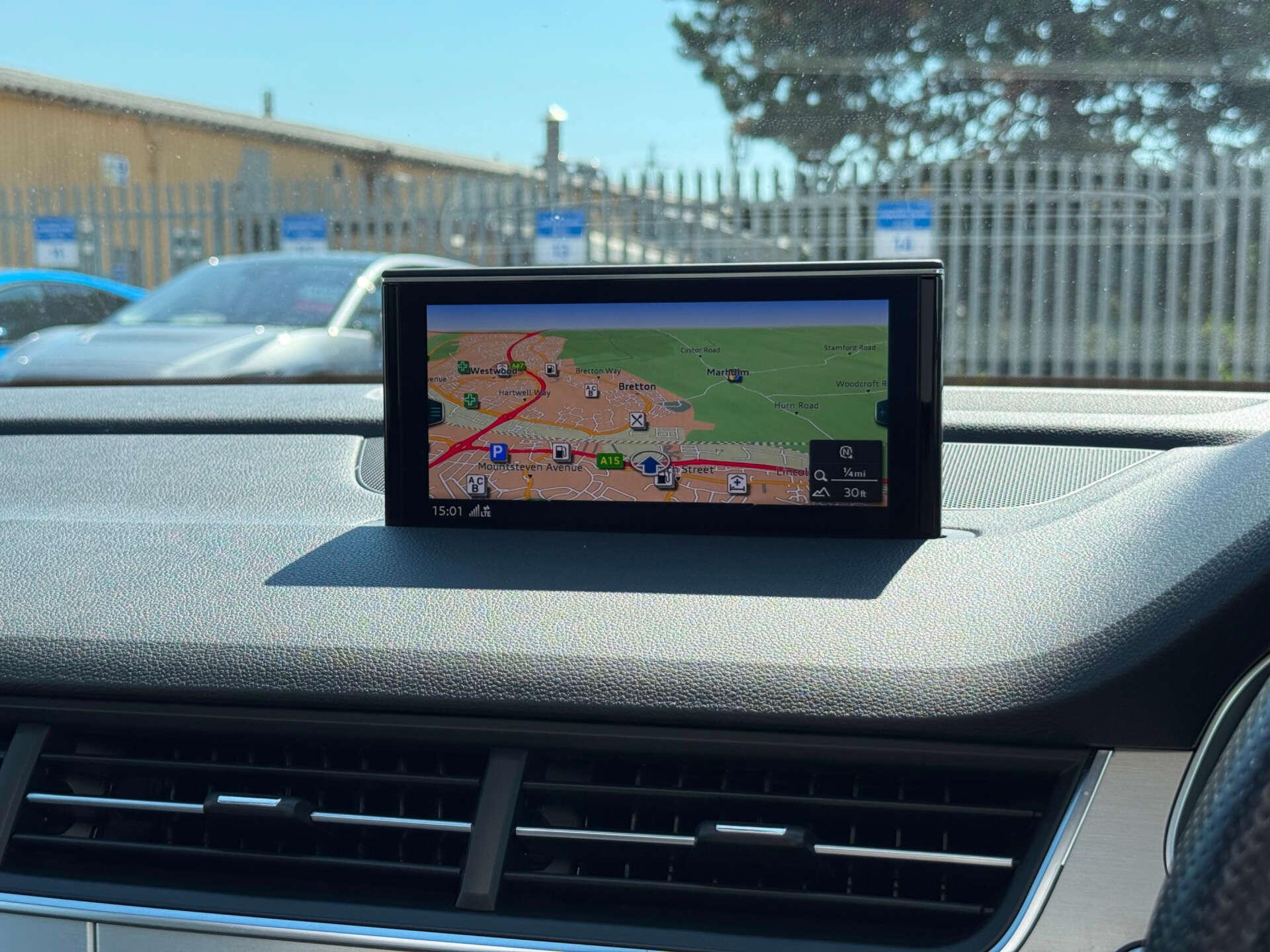 Audi Q7 view 12