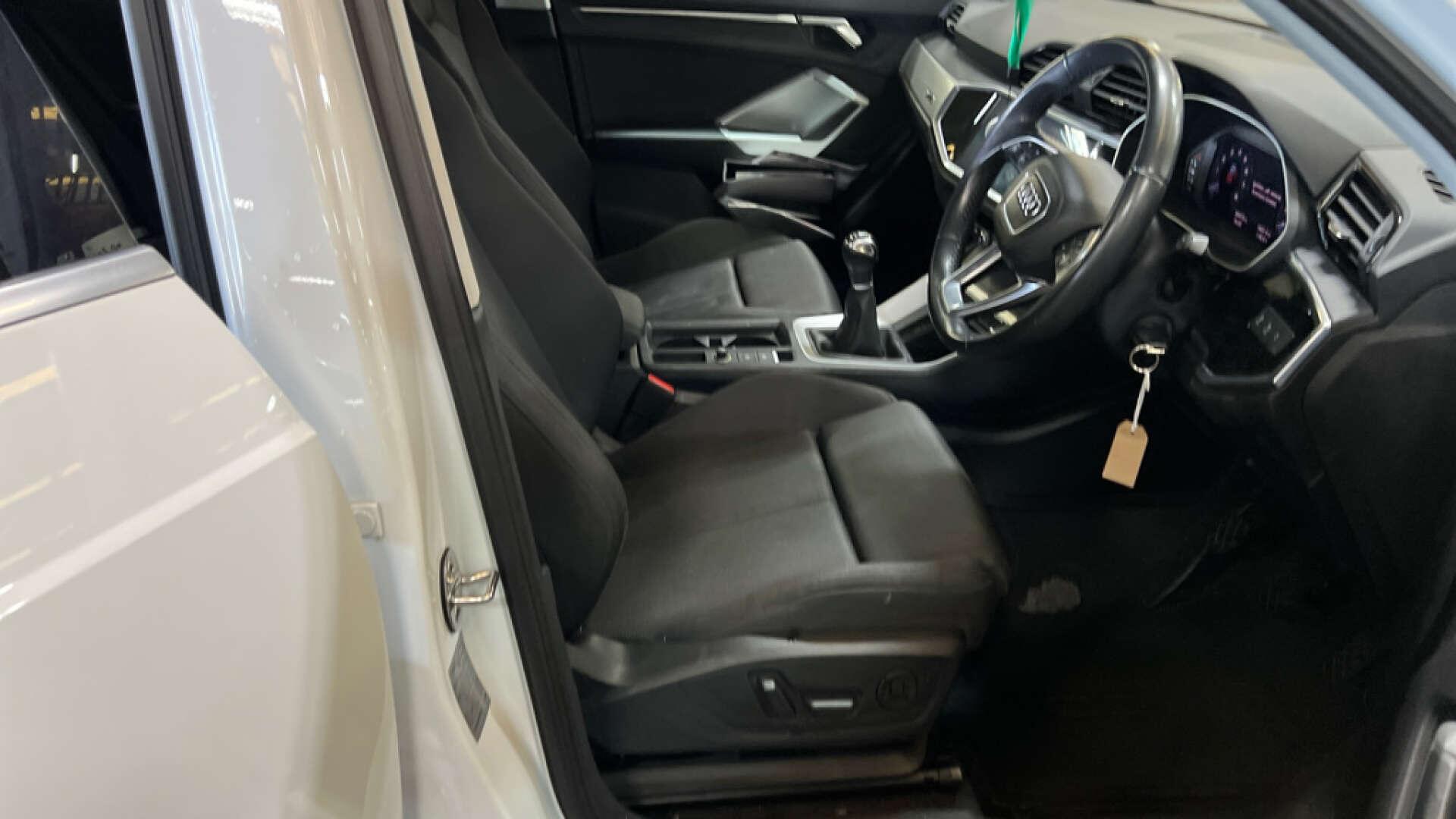 Audi Q3 view 12