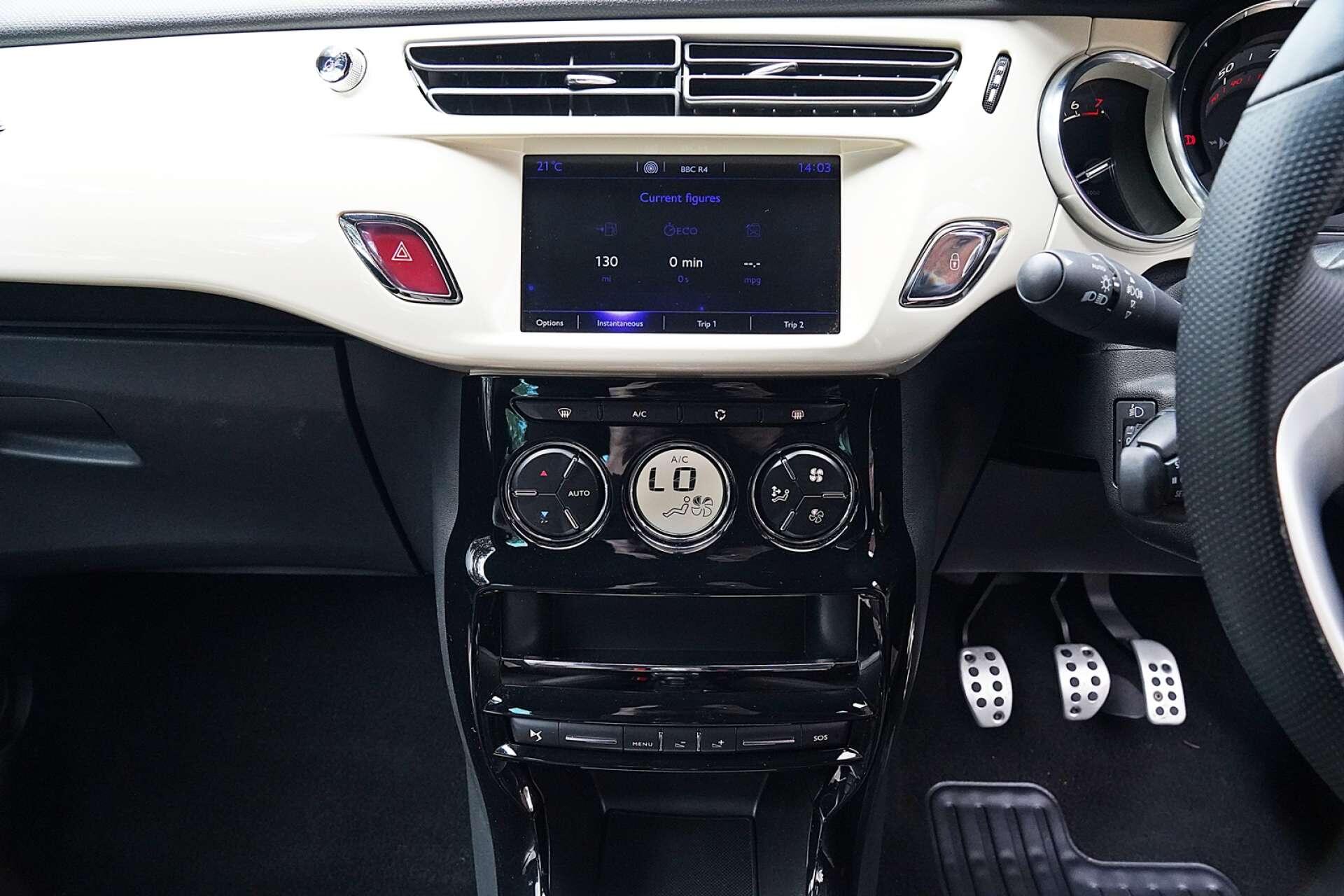 DS Automobiles DS 3 view 23