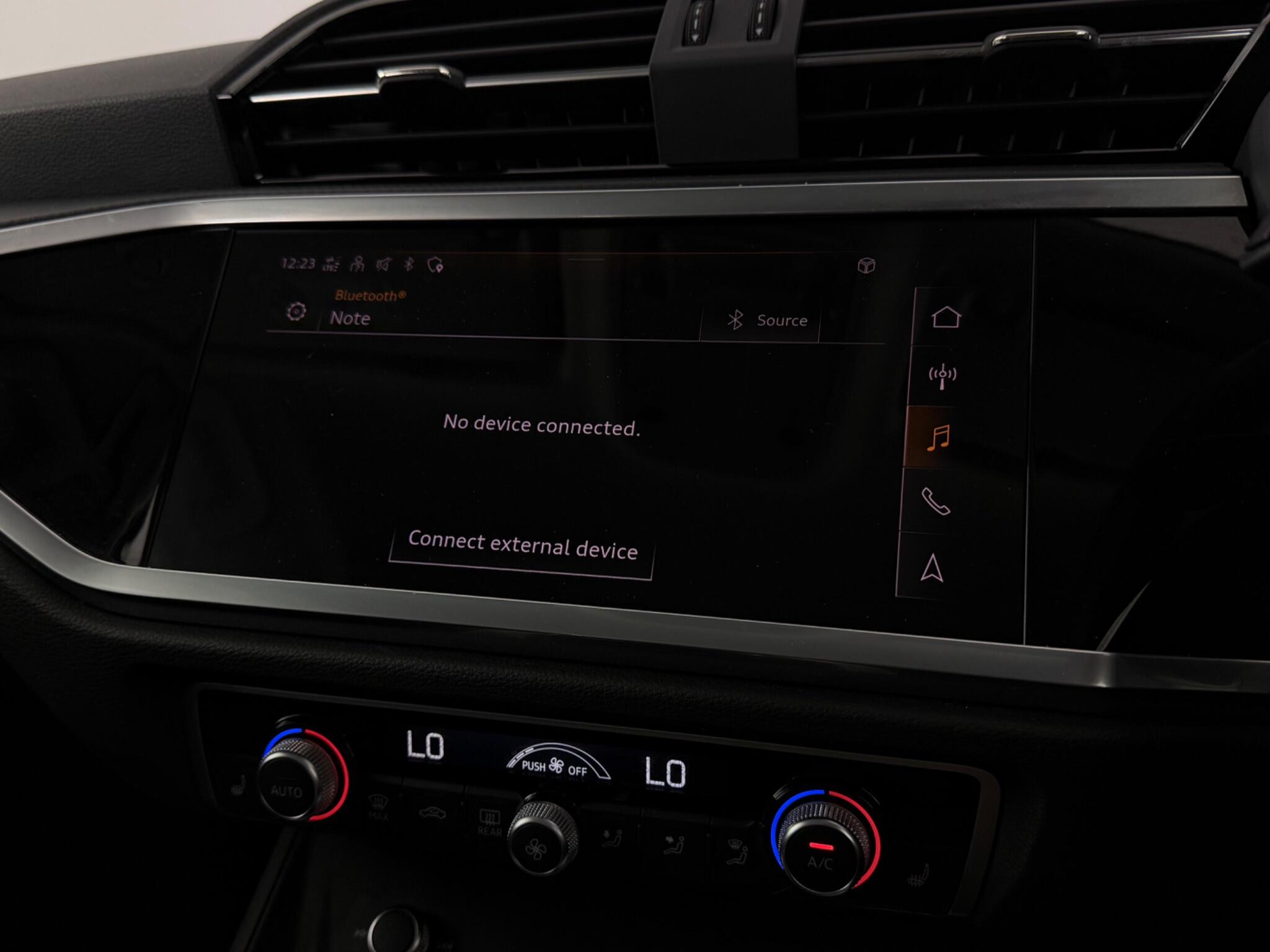 Audi Q3 view 24