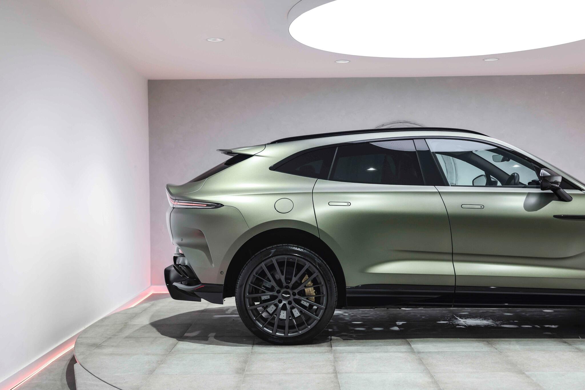Aston Martin DBX view 22