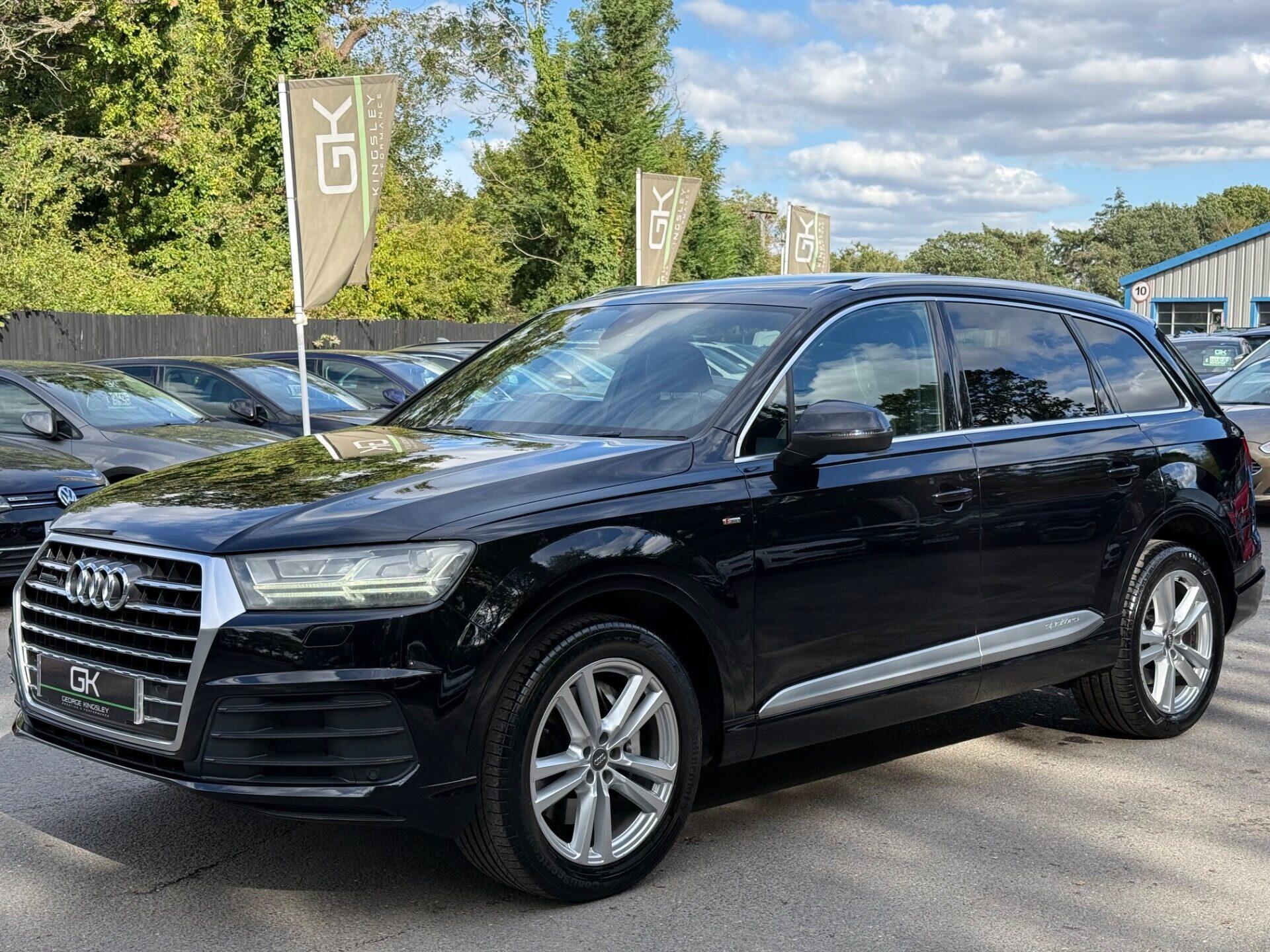 Audi Q7 view 11