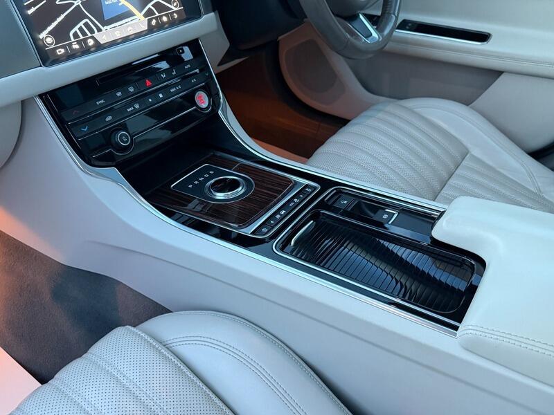 Jaguar XF view 37