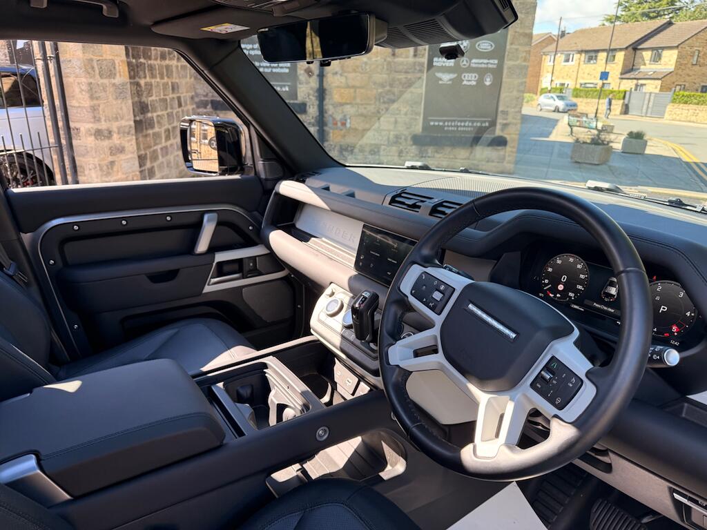 Land Rover Defender view 37