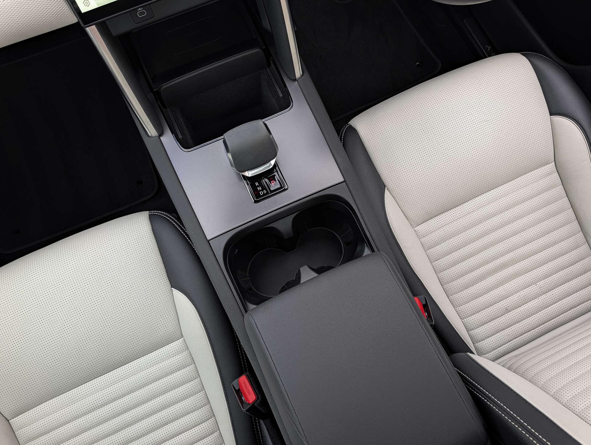Land Rover Discovery Sport view 40