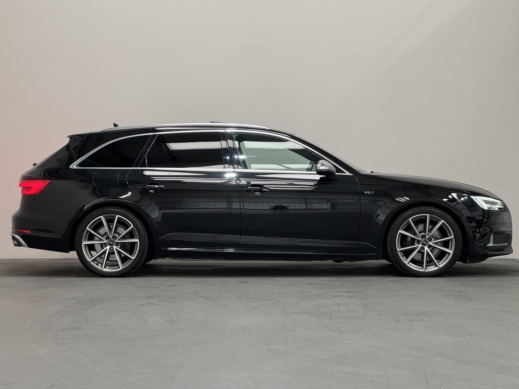 Audi S4 Avant view 18