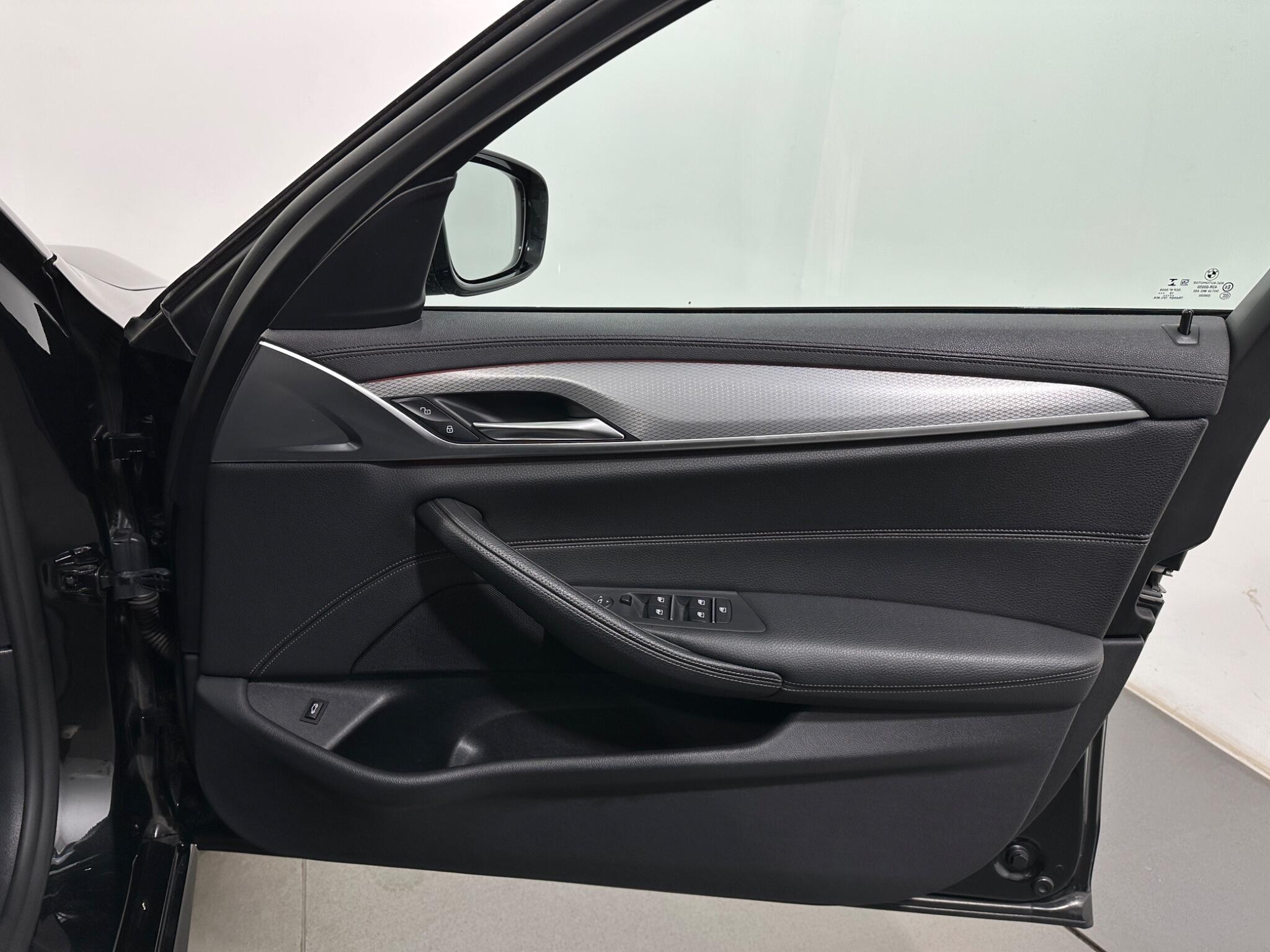 BMW 5 Series view 36