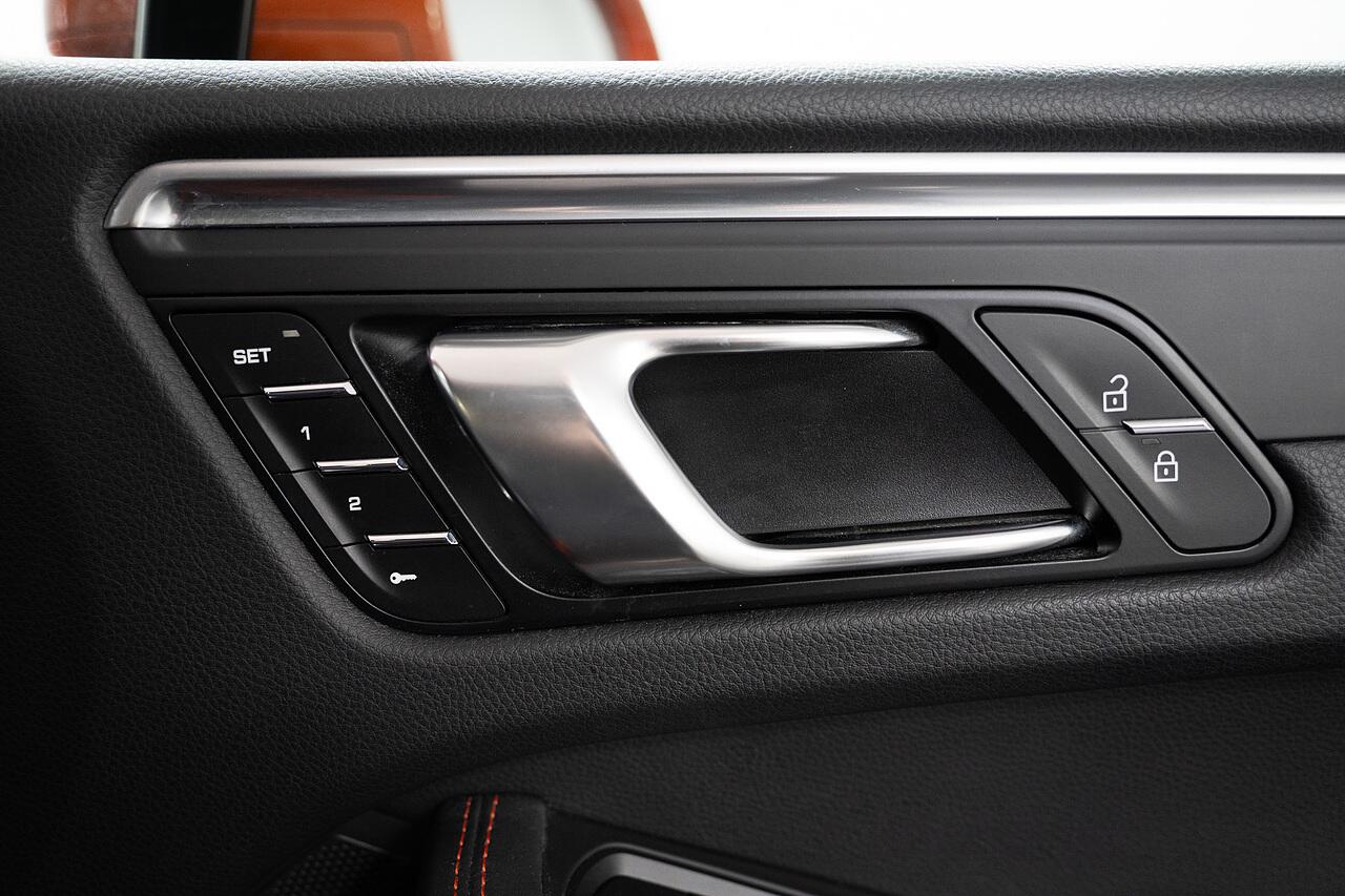 Porsche Macan view 20
