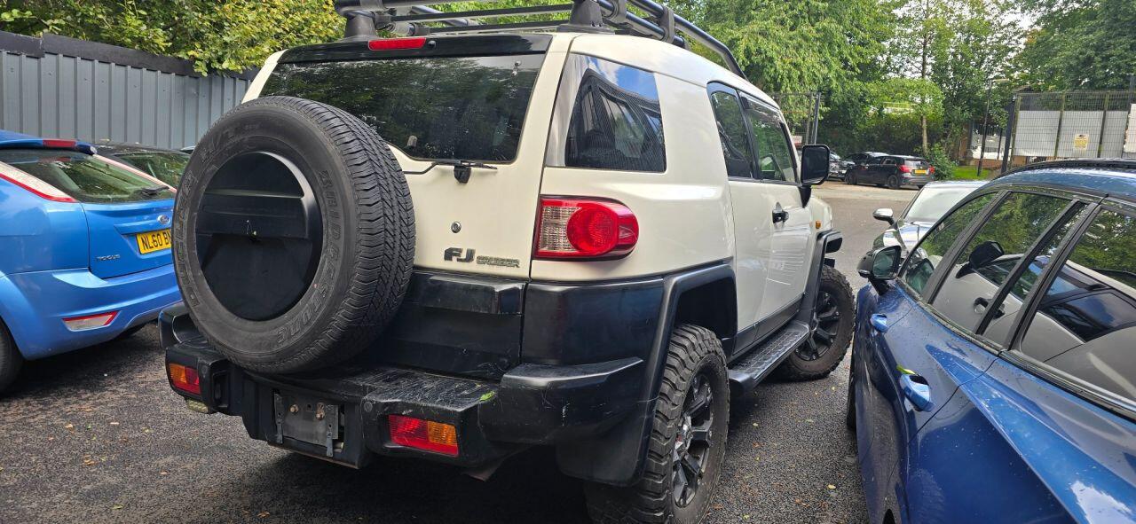 Toyota FJ Cruiser view 3