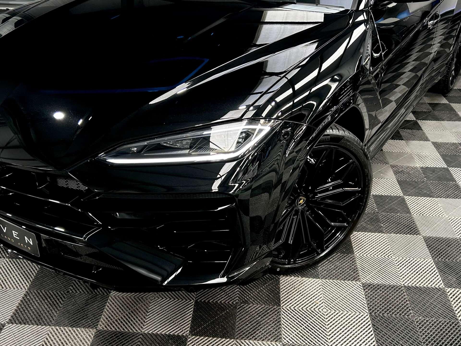Lamborghini Urus view 5