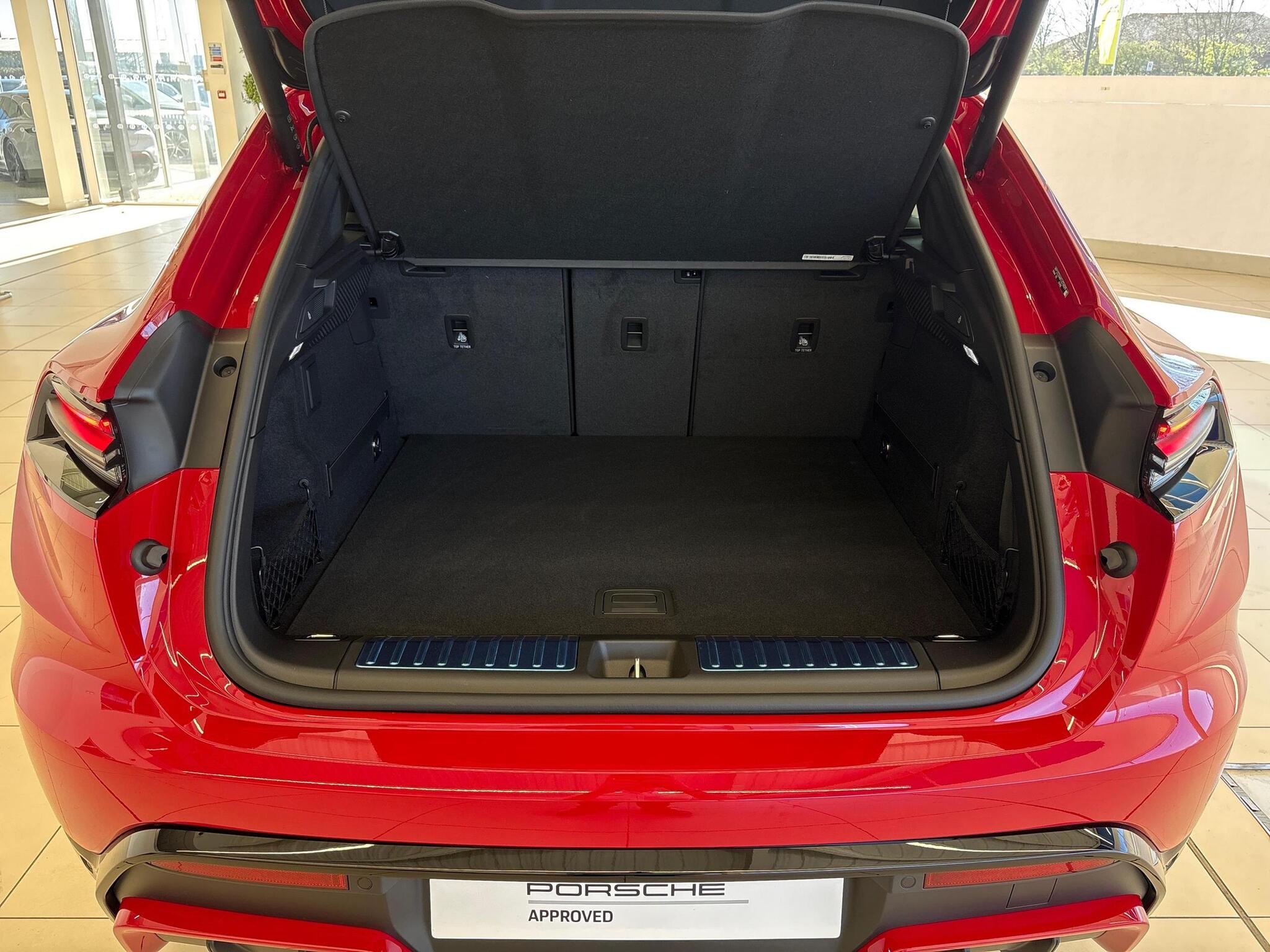Porsche Macan view 19
