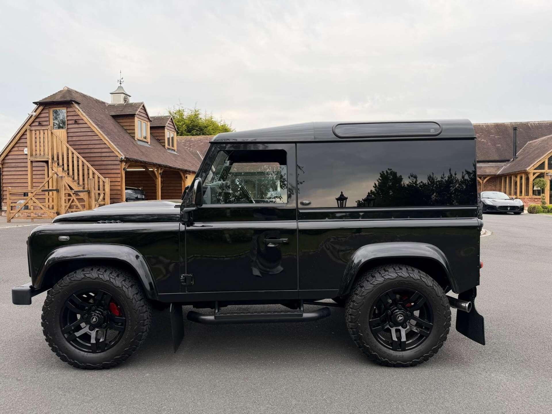 Land Rover Defender 90 view 25