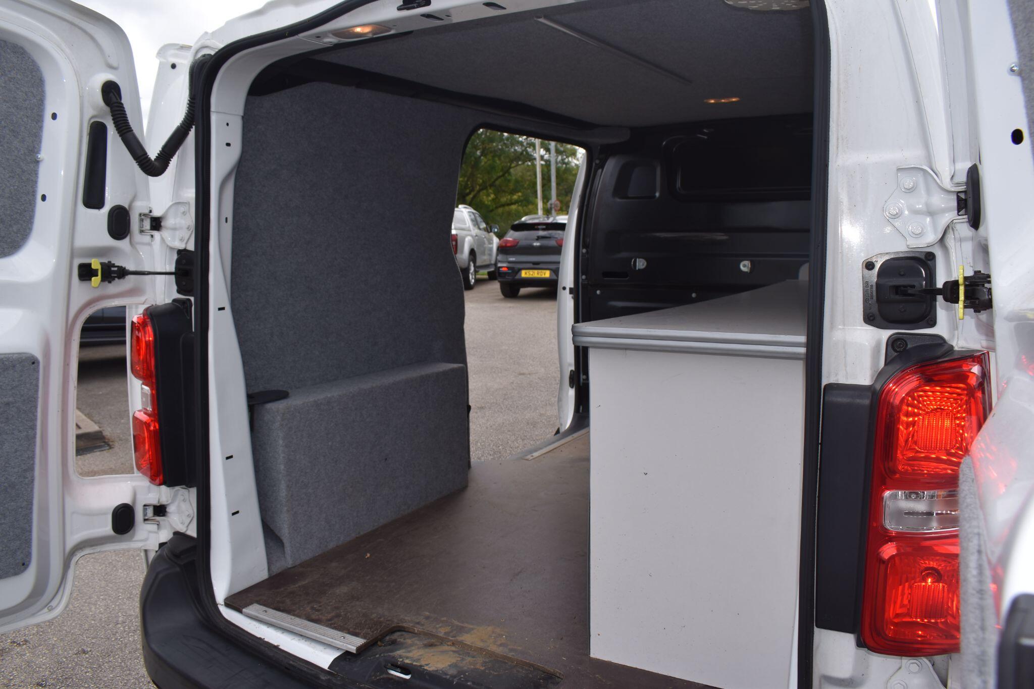Expert - 2.0 BlueHDi 1400 Professional Premium Standard Panel Van MWB Euro 6 (s/s) 6dr - Image 4