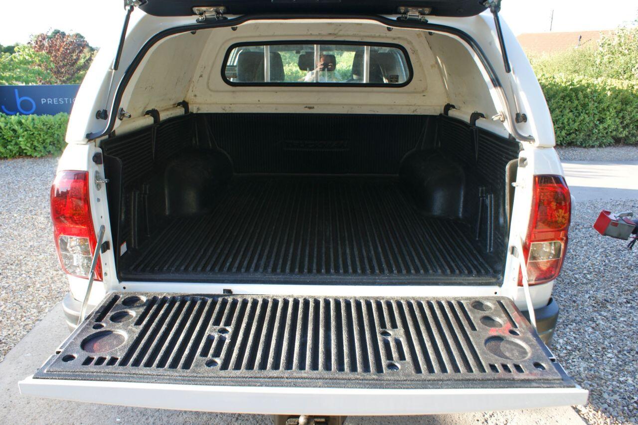 Toyota Hilux view 23