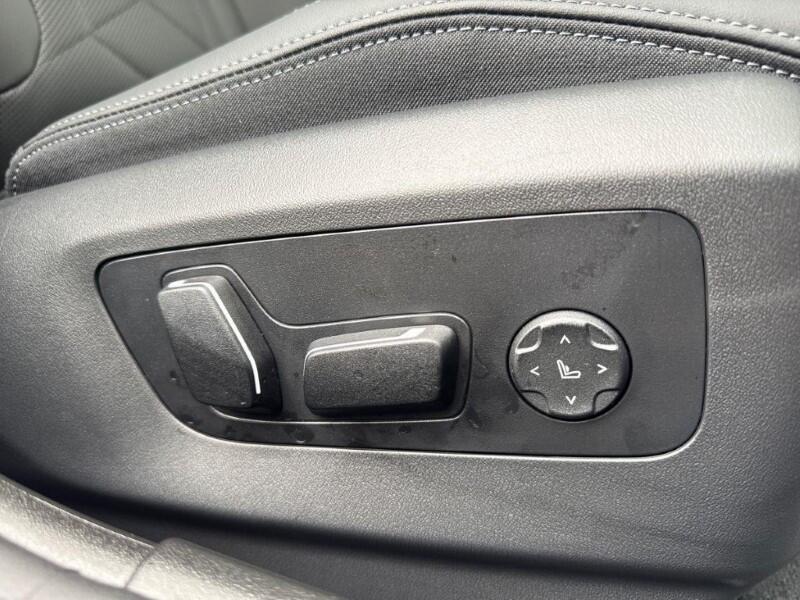 BMW 5 Series view 25