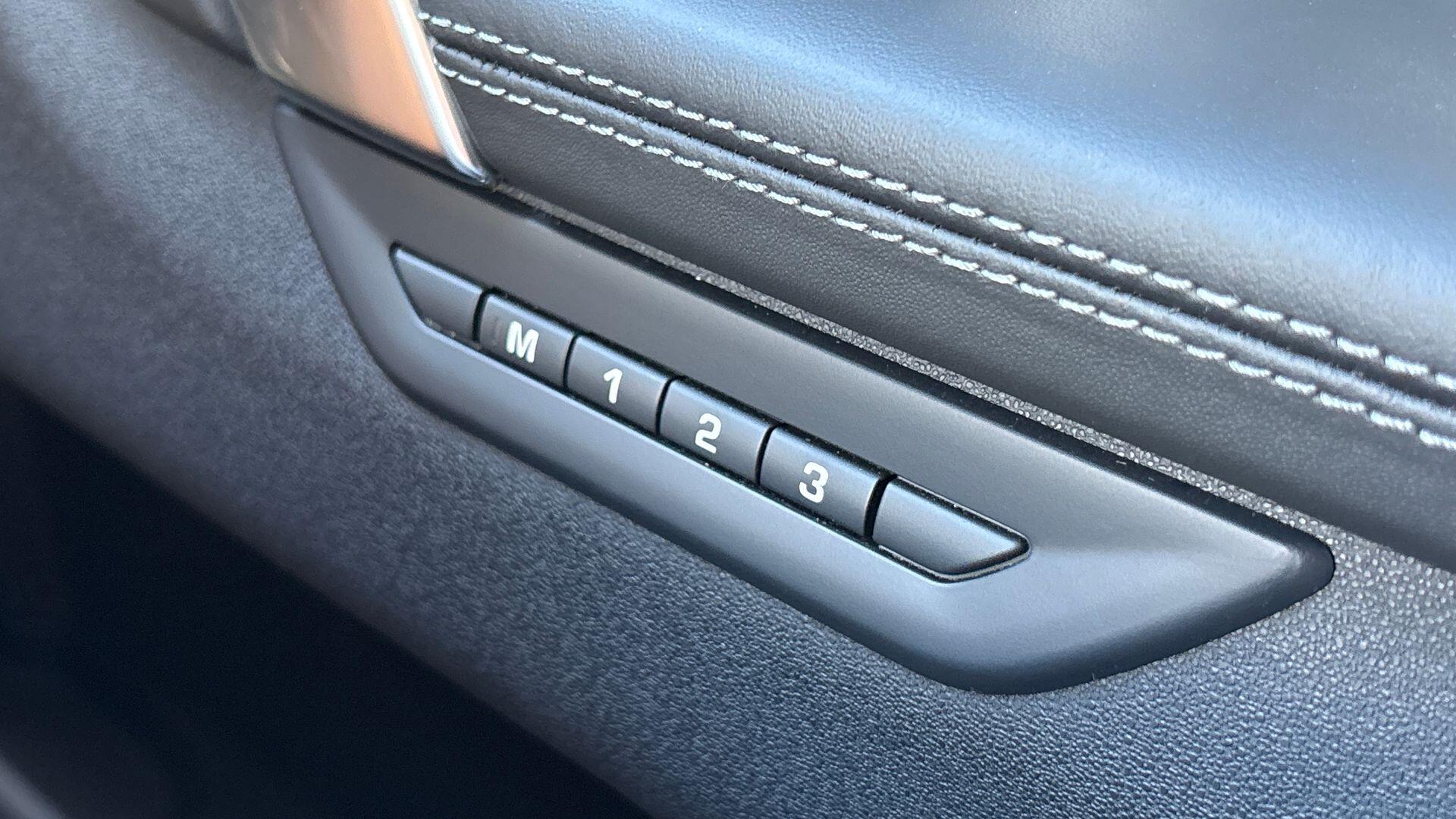 Land Rover Discovery Sport view 27
