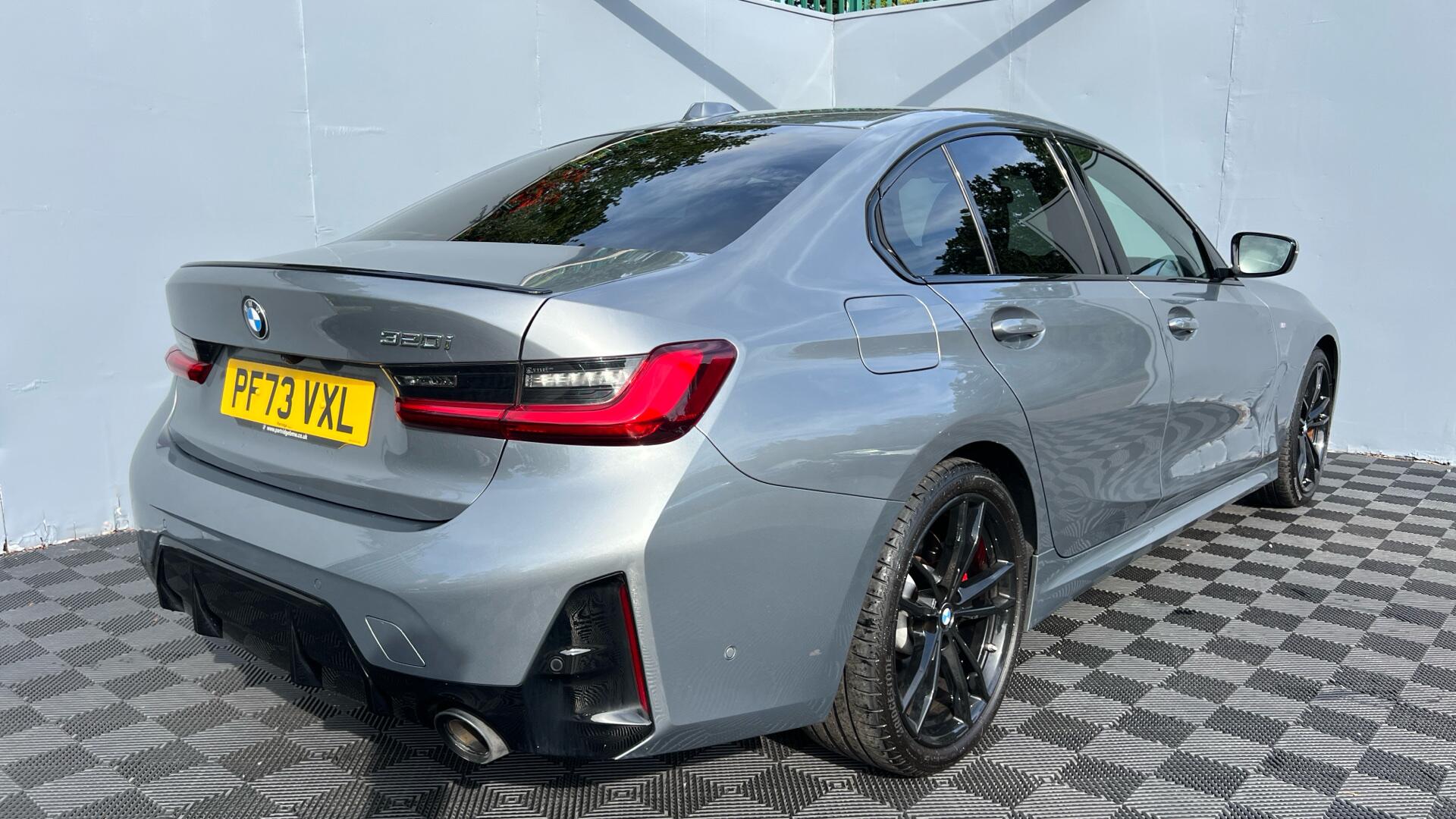 BMW 3 Series view 28