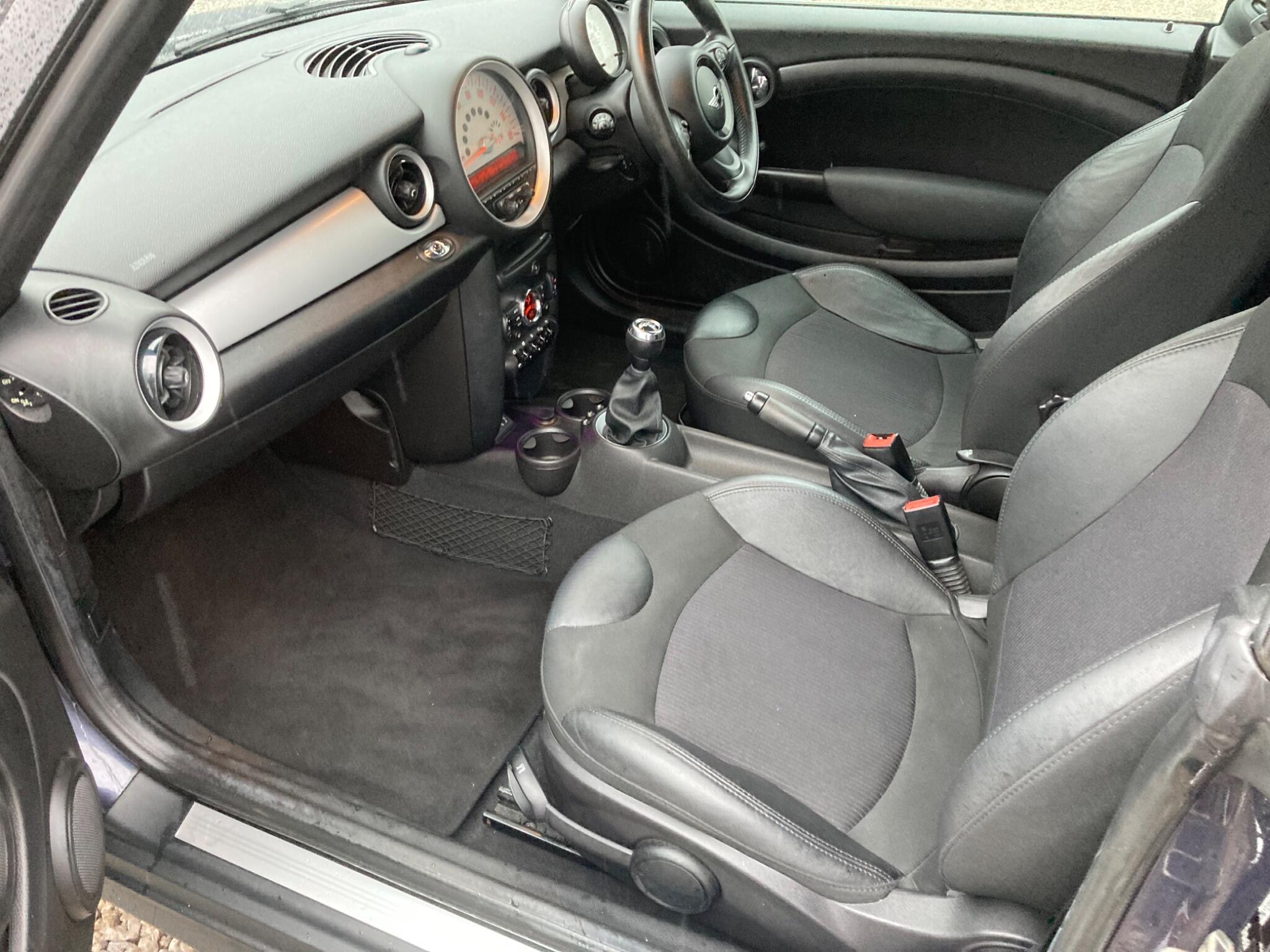 2013 MINI Convertible image 18