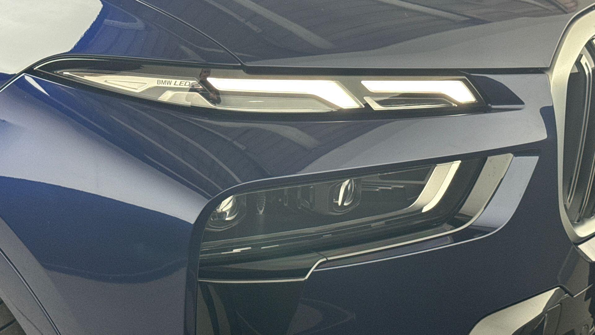 BMW X7 view 6