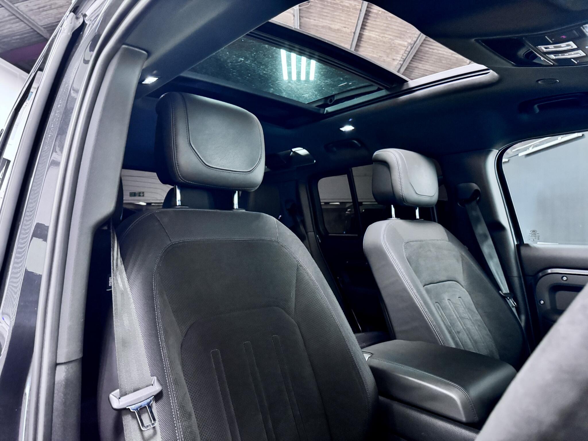 Land Rover Defender 110 view 31